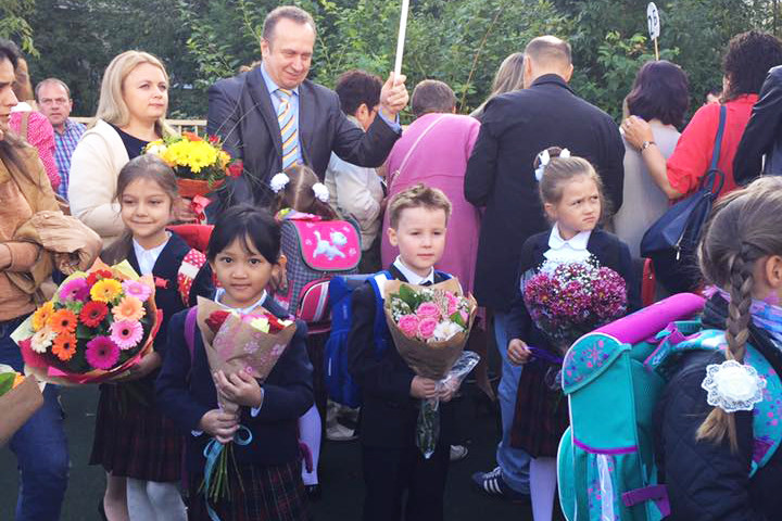 Putri pertama Enjay Diana, Rusiana Febria Enjaevna (kedua dari kiri) saat hari pertama sekolah dasar di Moskow, Jumat (1/9/2017).