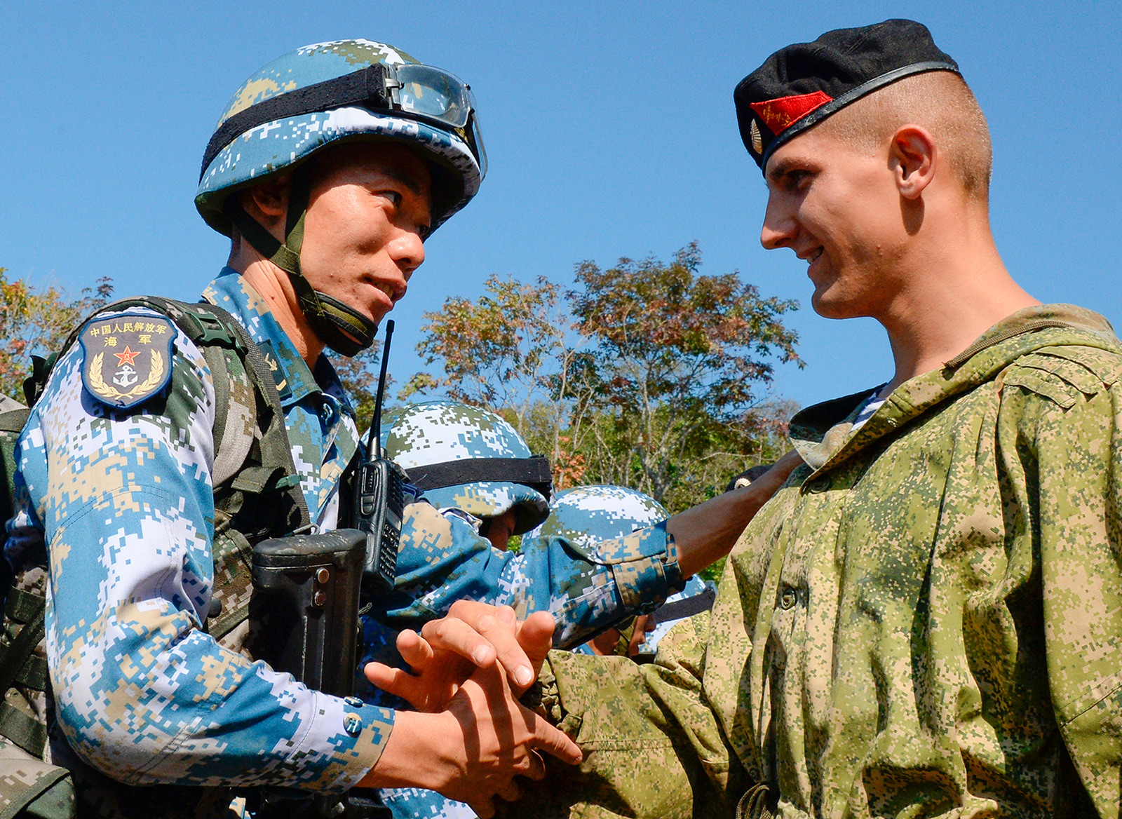 Marines ruso y chino durante ejercicios militares conjuntos, 2017.