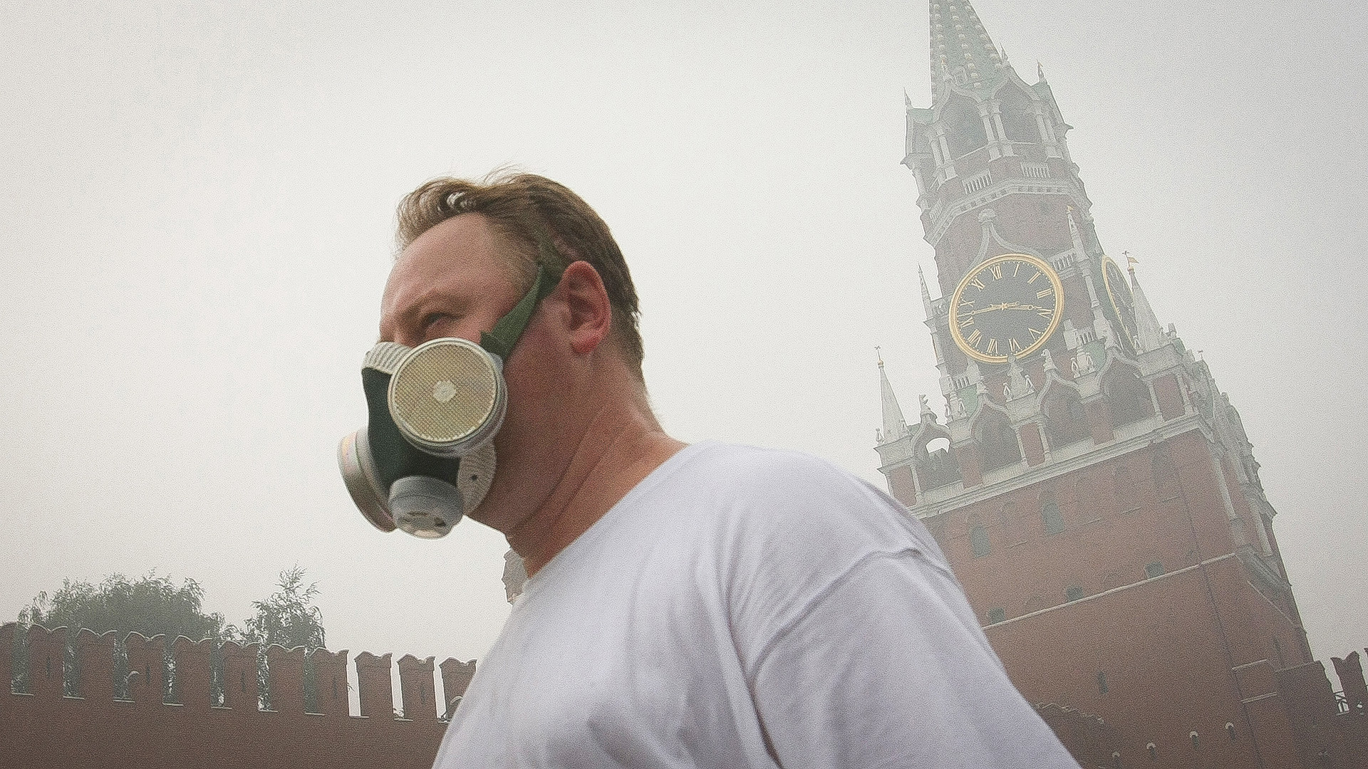 На тази снимка, направена на 7 август 2010 г., мъж носи противогаз, за да се предпази от смога в Москва, причинен от горските пожари. Смогът от околните горски пожари, които покриваха Москва, до известна степен етоксичен и застрашава здравето на жителите
