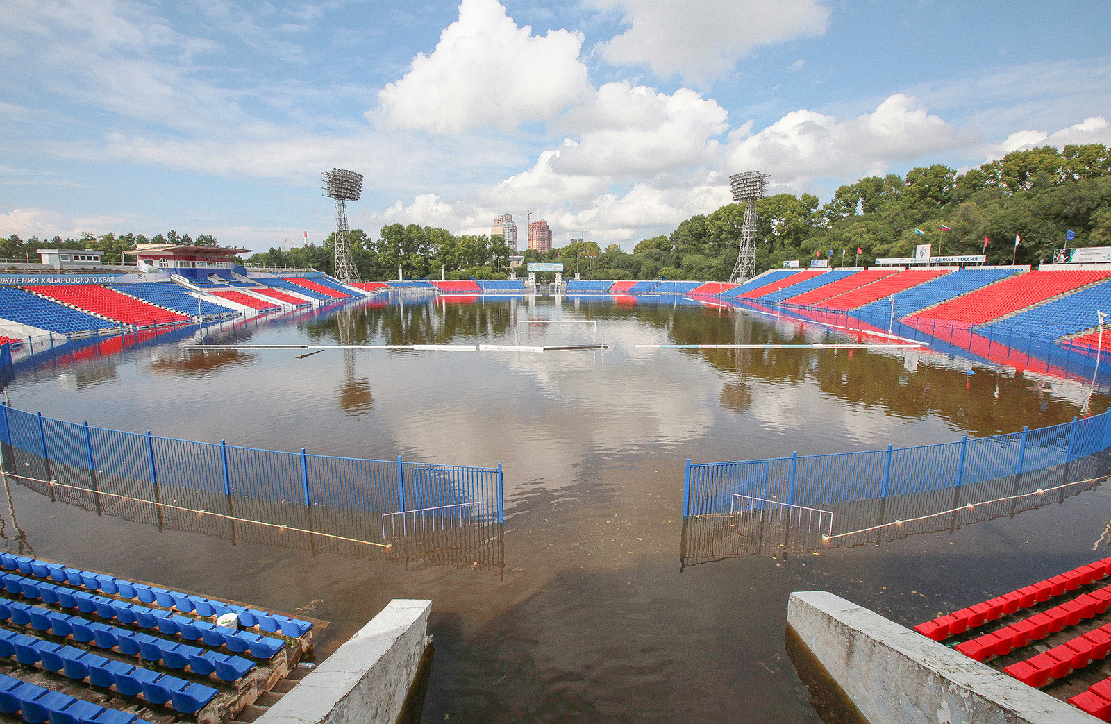 Наводненият стадион 