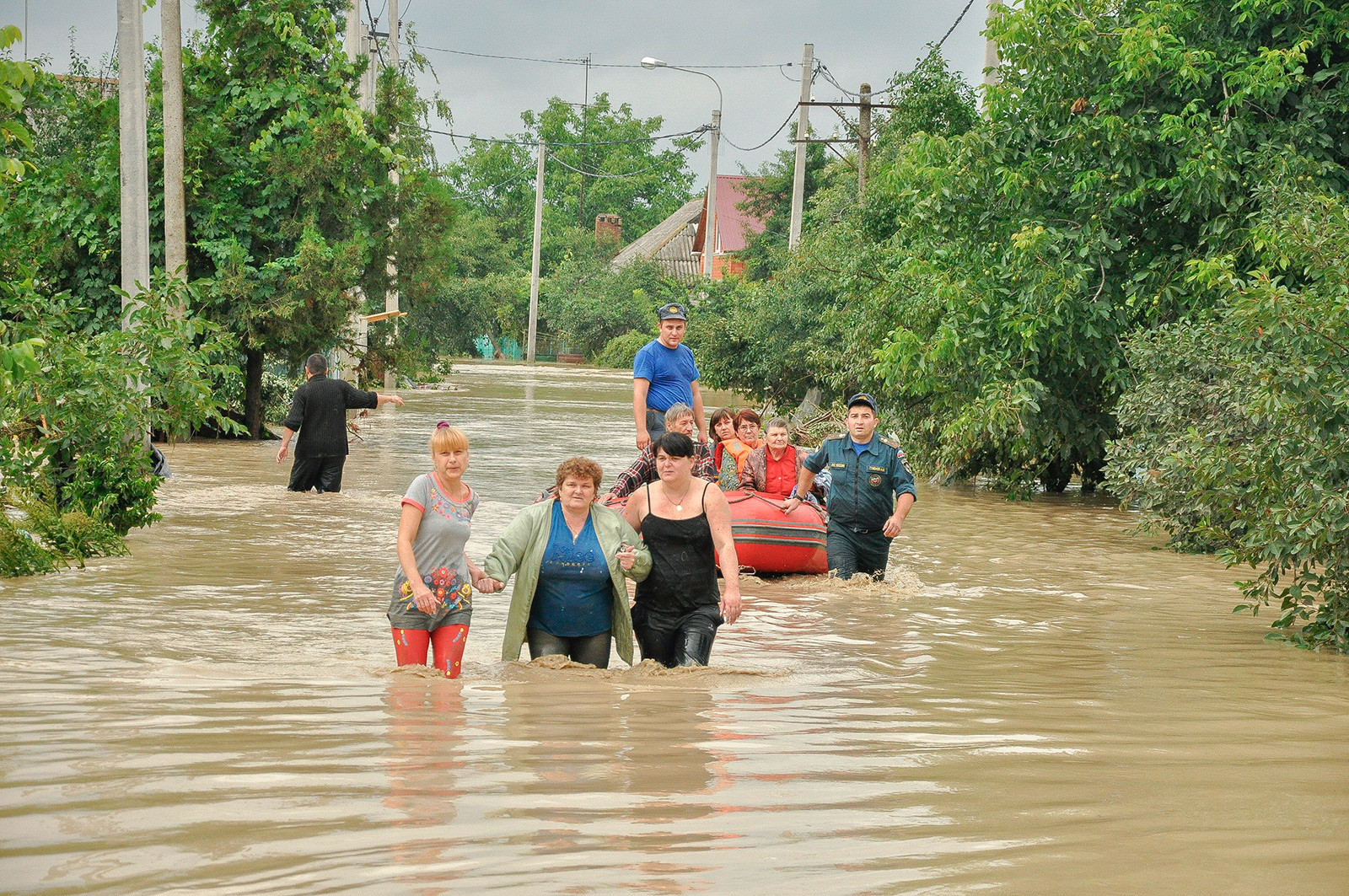 Местните жители по време на наводнението в Кримск

