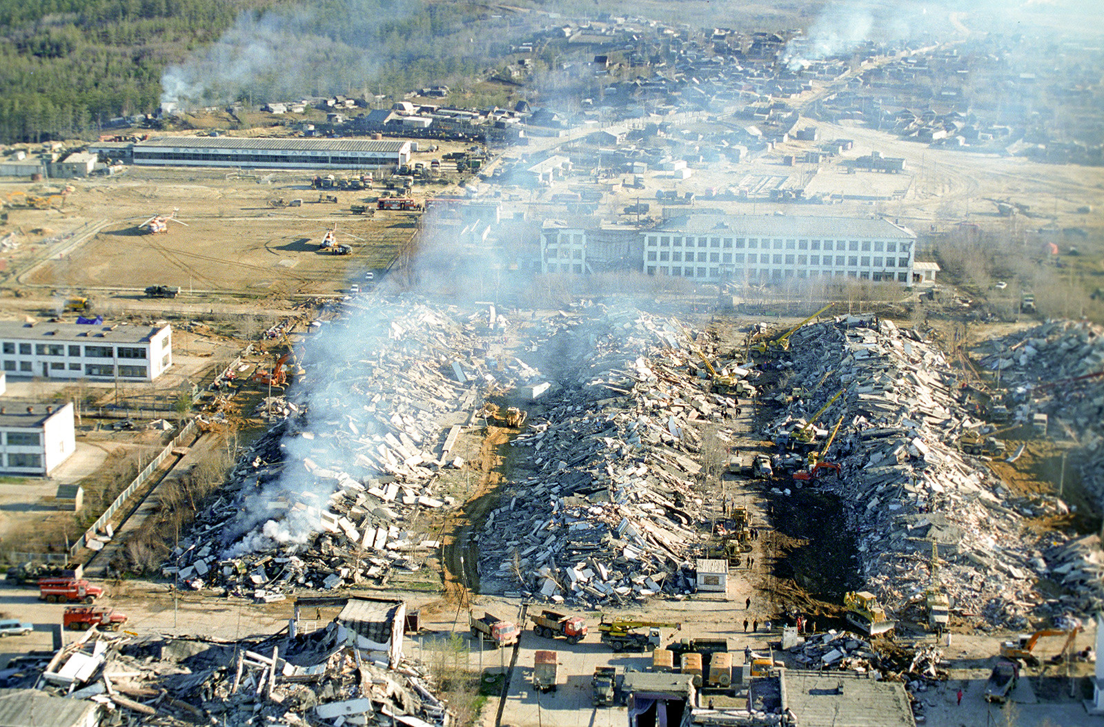 Земетресение в Сахалин. Селището Нефтегорск е напълно разрушено на 27 май 1995 година
