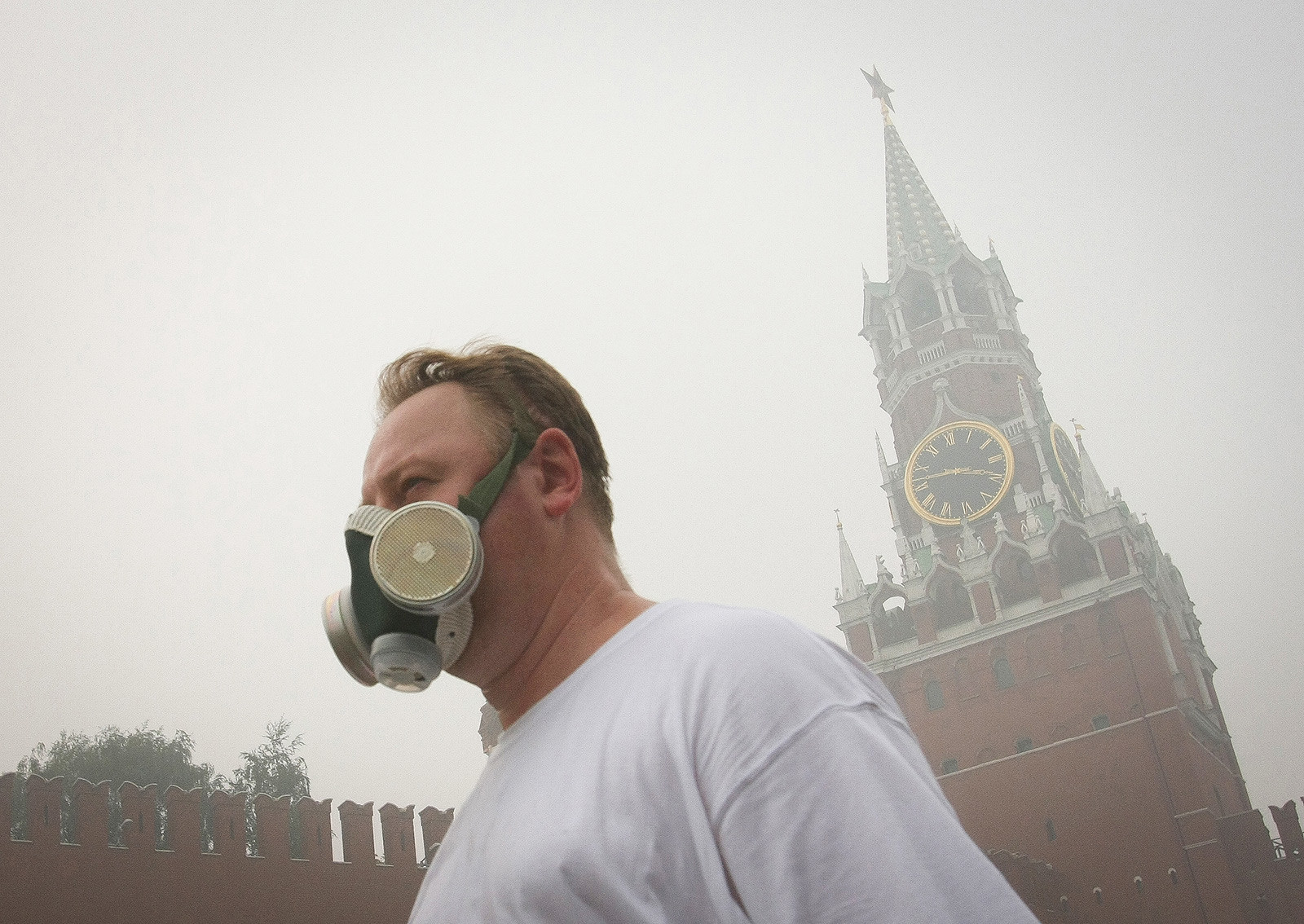 Foto tirada em 7 de agosto de 2010 mostra homem usando máscaras de gás para se proteger da poluição em Moscou devido aos incêndios florestais.