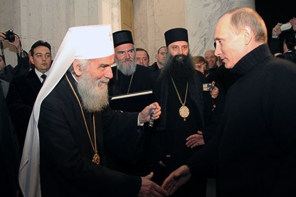 Патријарх Иринеј уручује Путину Орден Светог Саве, 23. март 2011.