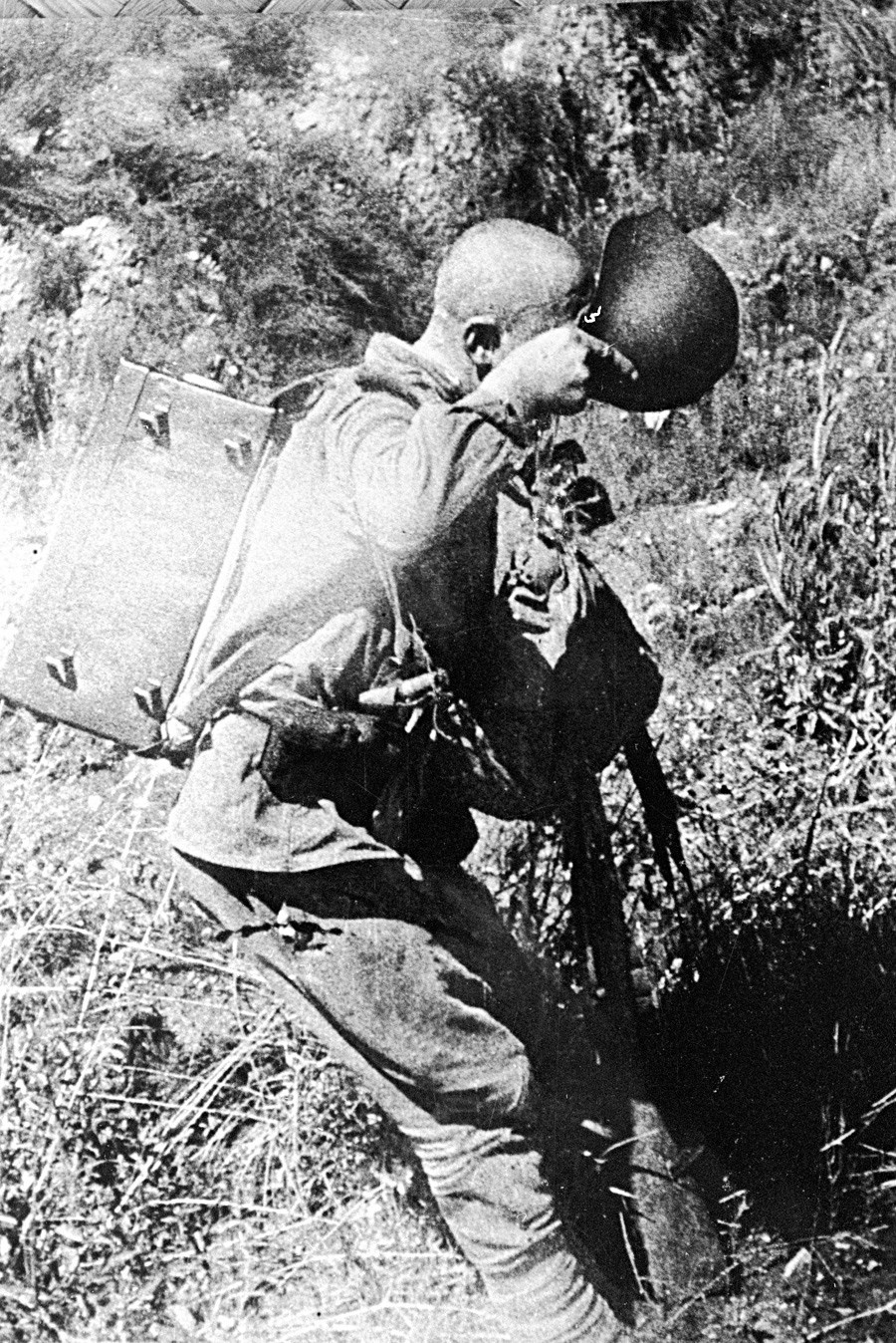 Војник по борба пие вода од шлем. Трети белоруски фронт, Втора светска војна.