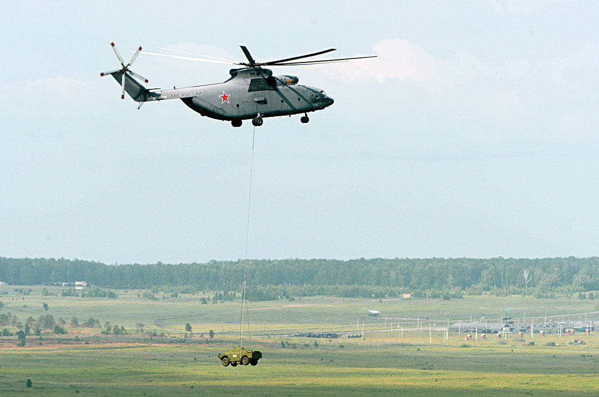 Mi-6 mengangkut kendaraan pengintai lapis baja selama latihan militer di Chelyabinsk, Rusia.