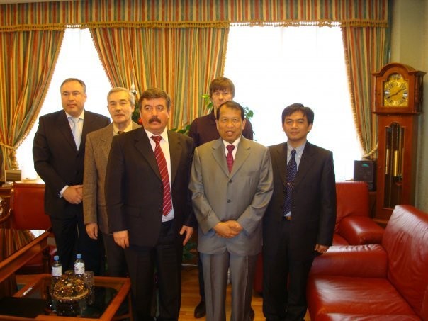 Enjay (kanan), mendampingi Duta Besar Indonesia untuk Federasi Rusia Hamid Awaluddin (kedua kanan), saat bertemu dengan Badan Pemeriksa Keuangan Rusia pada 2009