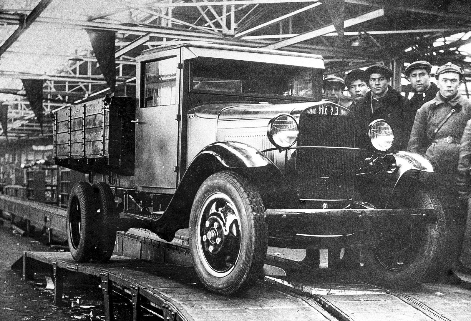 La prima GAZ-AA uscita dall'impianto produttivo di Gorky, 1932