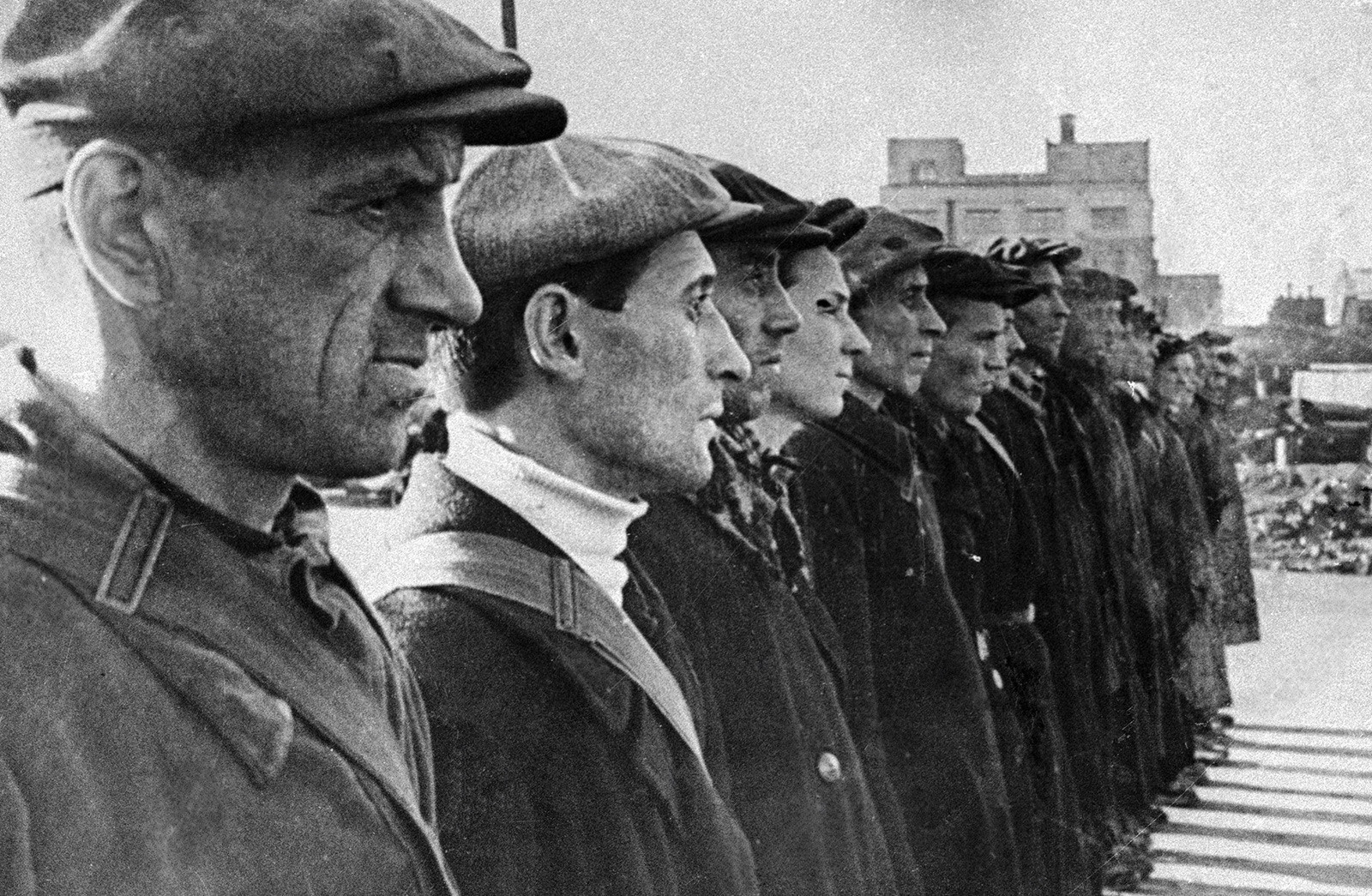 Operários da fábrica Foice e Martelo, em Moscou