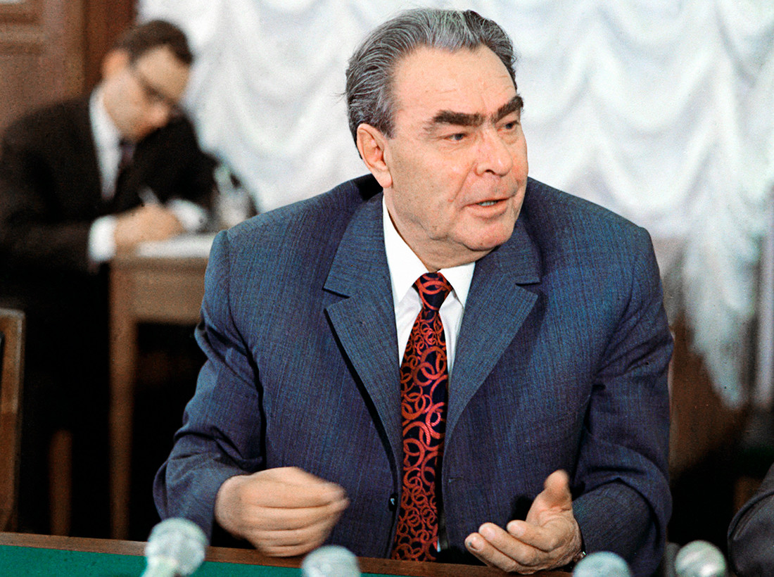 クレムリンでアメリカのジャーナリスト団体と話しているソビエト連邦共産党書記長レオニード・ブレジネフ。1973年6月14日。