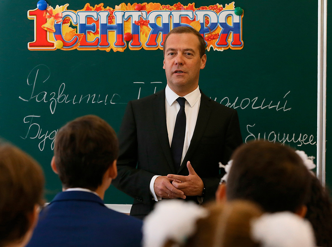「知識の日」（9月1日）にモスクワ州のポドリスクにある34番学校を訪問中のロシアの首相、ドミトリー・メドヴェージェフ。