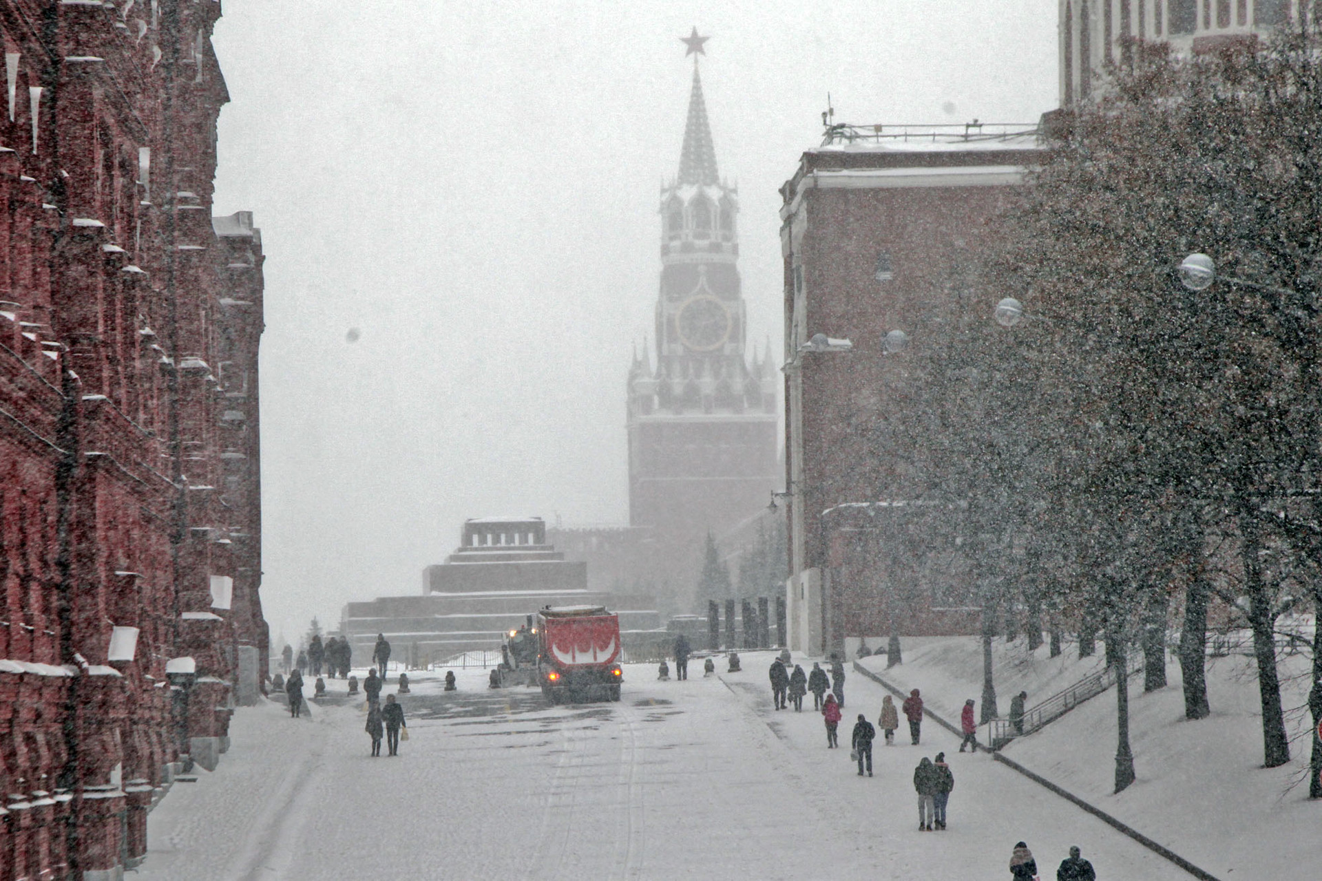 Suasana badai salju di kawasan Lapangan Merah, Moskow, Rusia, Sabtu (26/1).   