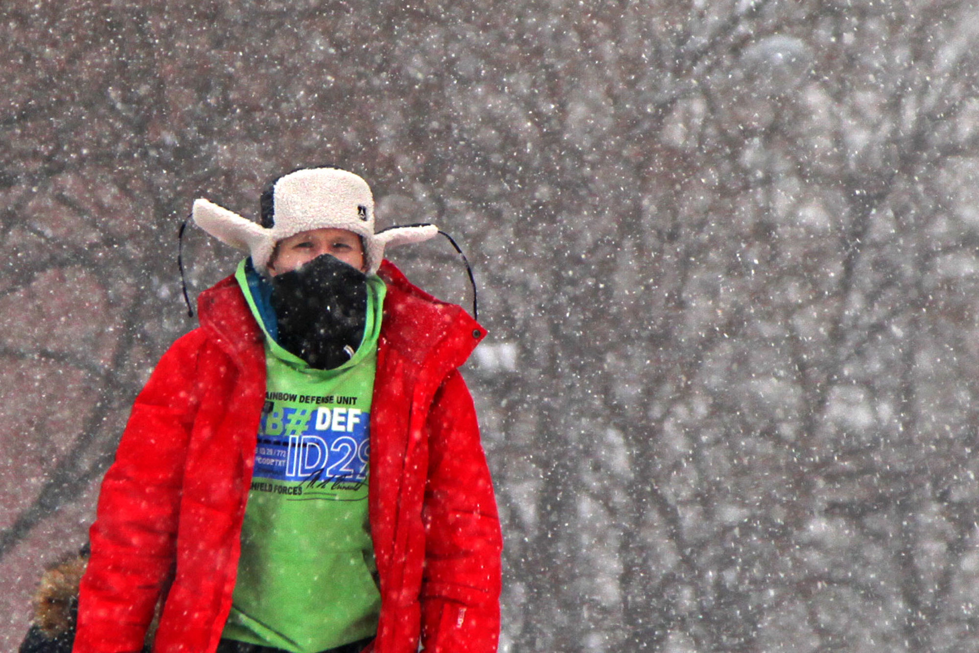 Pengunjung menggunakan penutup wajah saat badai salju di  Lapangaan Merah, Moskow, Rusia, Sabtu (26/1).   