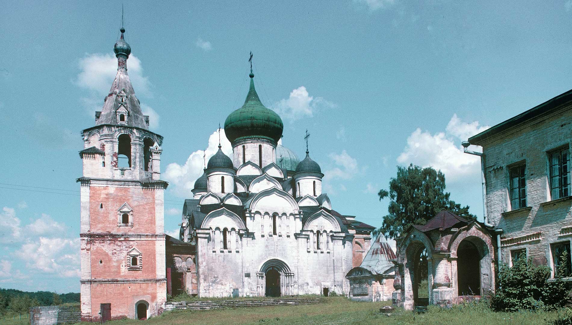 Staritsa. Monastero della Dormizione, vista sud. Da sinistra: campanile con cappella di San Giobbe; Cattedrale della Dormizione, mausoleo di Ivan Glebov, camere dell’abate. 21 luglio 1997
