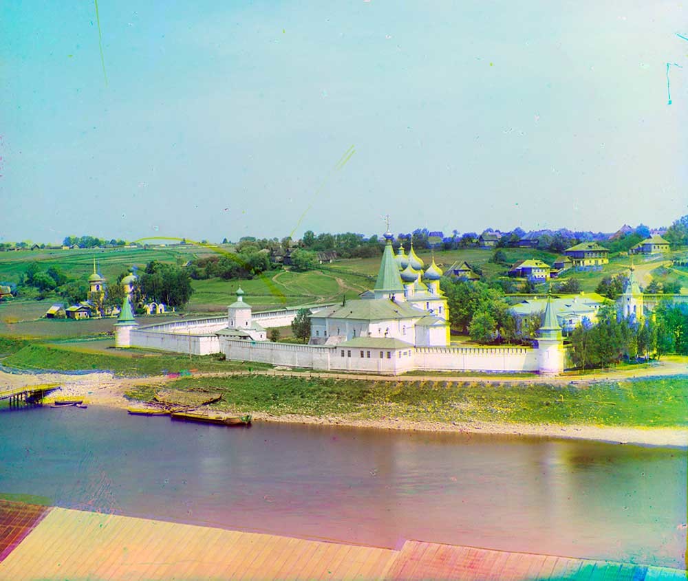 Monastero della Dormizione, vista sud-ovest sul fiume Volga. Da sinistra: Chiesa della Resurrezione (oltre il monastero); torre angolare a nord-ovest; Chiesa di San Giovanni il Divino; refettorio e Chiesa della Presentazione