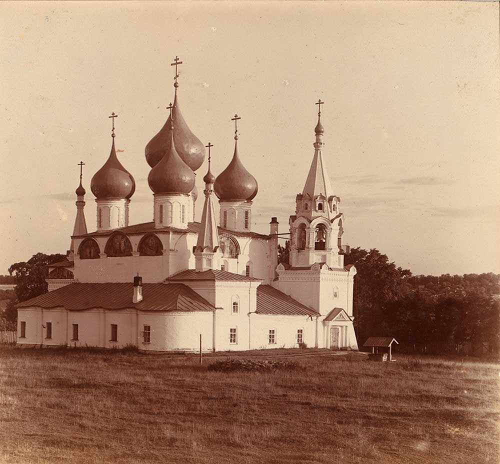 Catedral de la Elevación de la Cruz. Vista noreste con capillas y campanario. Verano de 1910.