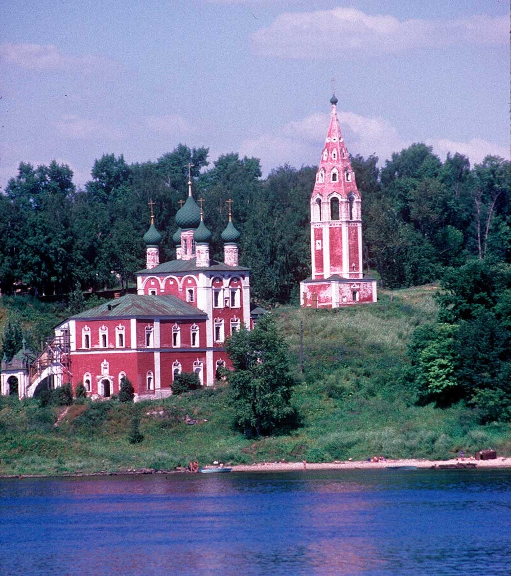 Campanario e iglesia del Icono de la  Virgen de Kazán. Vista suroeste, desde la orilla derecha del río Volga. Verano de 1997.