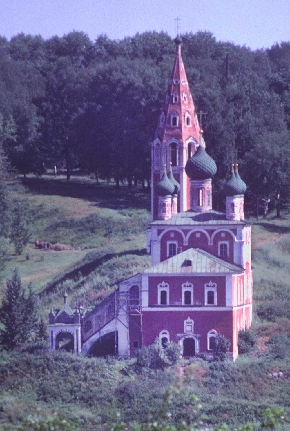 Campanario e iglesia del Icono de la Virgen de Kazán. Vista oeste desde Borisoglebsk. Verano de 1997.
