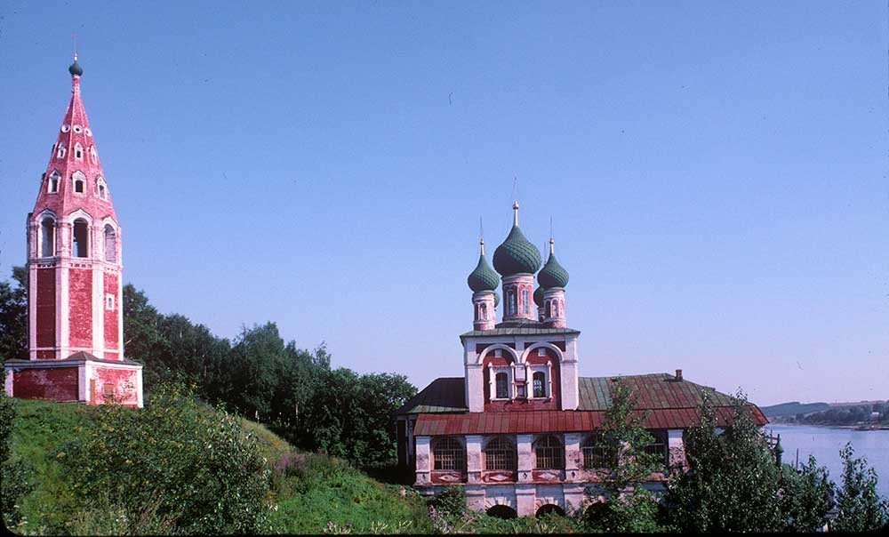 Campanario e iglesia del Icono de la Virgen de Kazán. Vista norte con el río Volga. Verano de 1997.