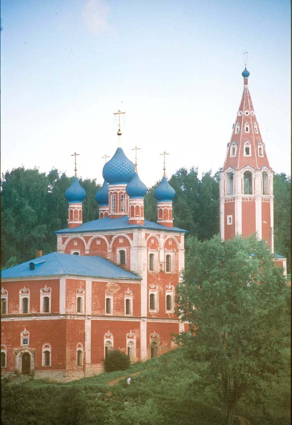 Campanario e iglesia del Icono de la Virgen de Kazán. Vista suroeste desde el río Volga. Verano de 2007.