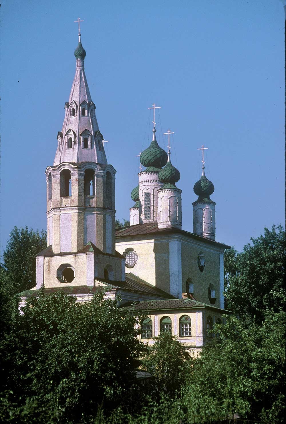 Campanario e iglesia del Arcángel Miguel. Vista del sudoeste justo río arriba de la iglesia de Kazán. Verano de 1997.