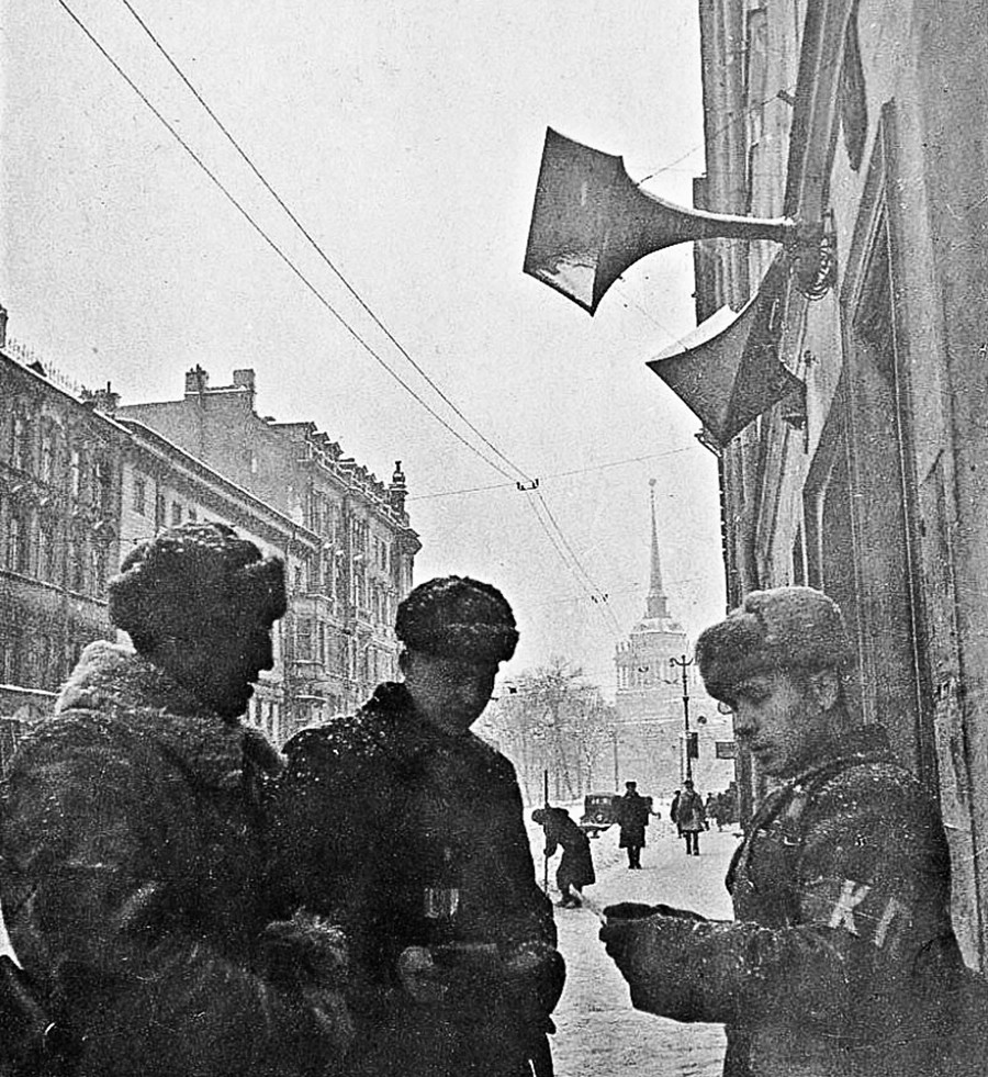 レニングラード包囲戦。身分証明書の確認。
