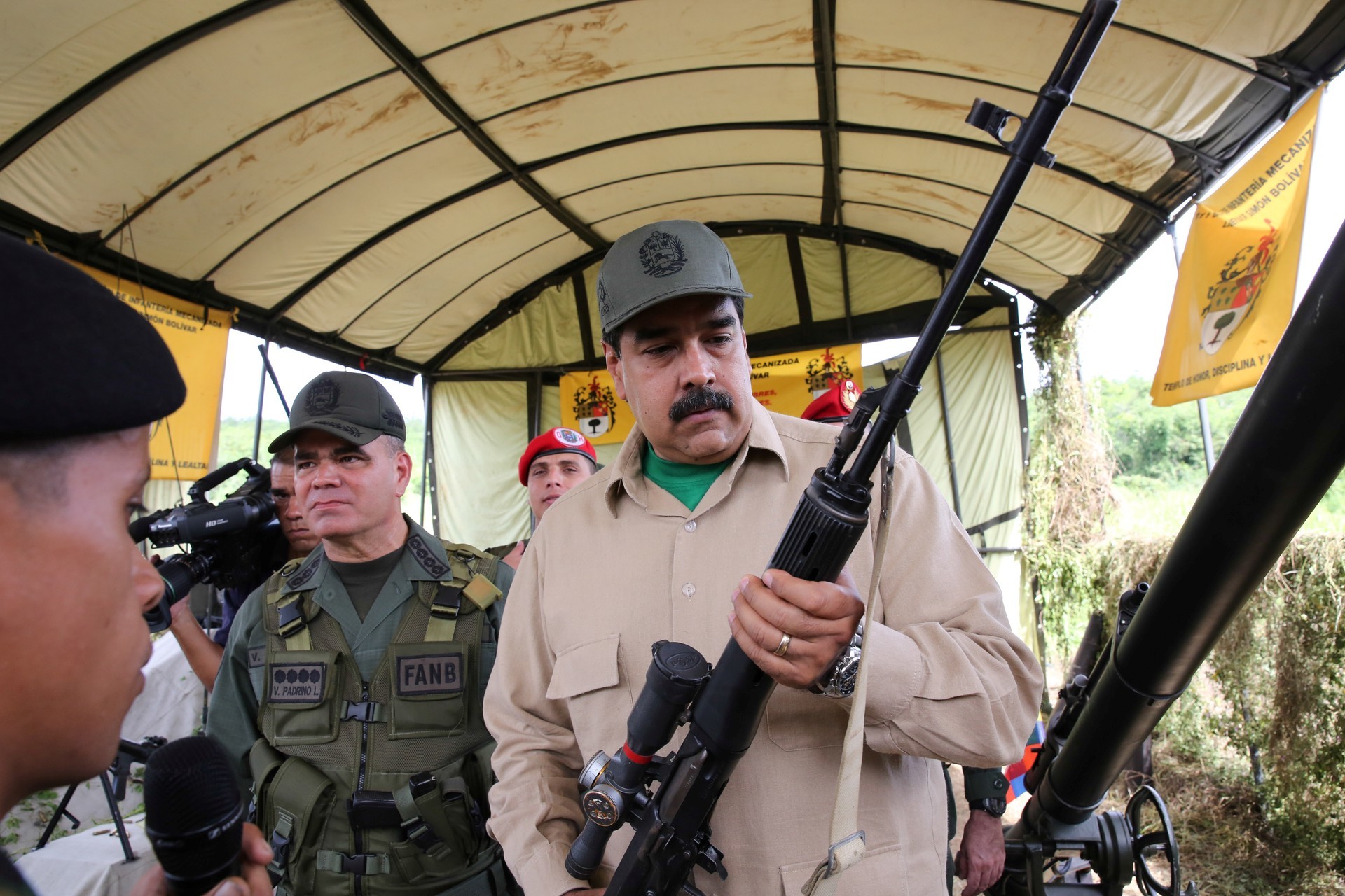 Nikolás Maduro con un AK-103.