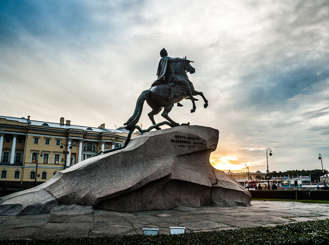 Russians find St. Petersburg depressing. These 5 books explain why