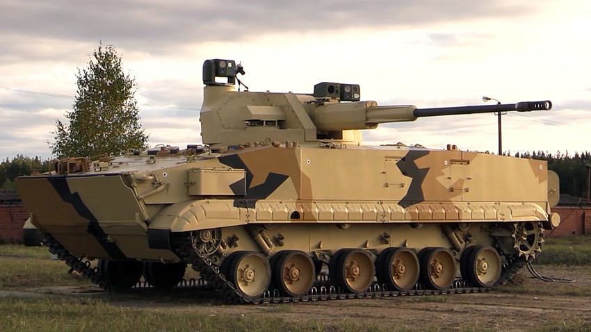 Robotizirano borbeno vozilo pješaštva BMP-3 s borbenim modulom AU-220M i topom kalibra 57 mm.