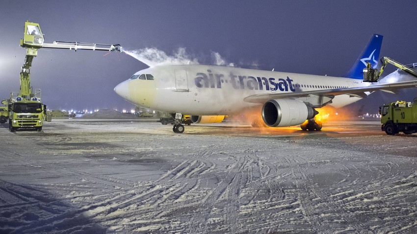 Postopek odstranjevanja ledu z letala