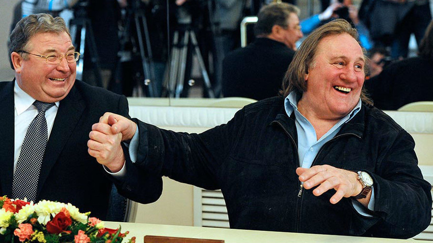 Governador local, Vladímir Vôlkov (esq.), falou sobre vontade de Depardieu (dir.) de rodar filme no território.