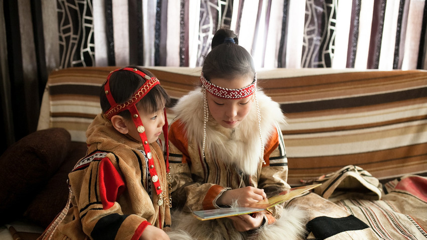 Otroka iz severnjaškega naroda Nganasani