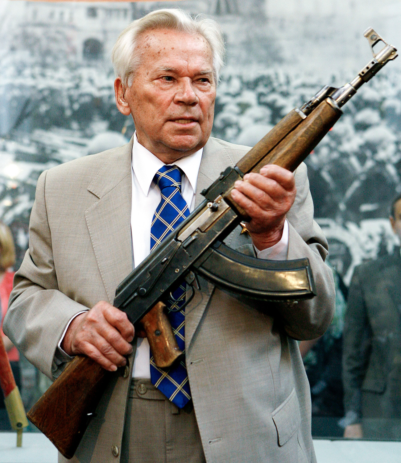 Mikhail Kalashnikov memegang prototipe senapan serbu AK-47 yang terkenal, selama upacara peringatan 60 tahun penciptaan senapan serbu Kalashnikov di Museum Pusat Angkatan Bersenjata Rusia di Moskow.