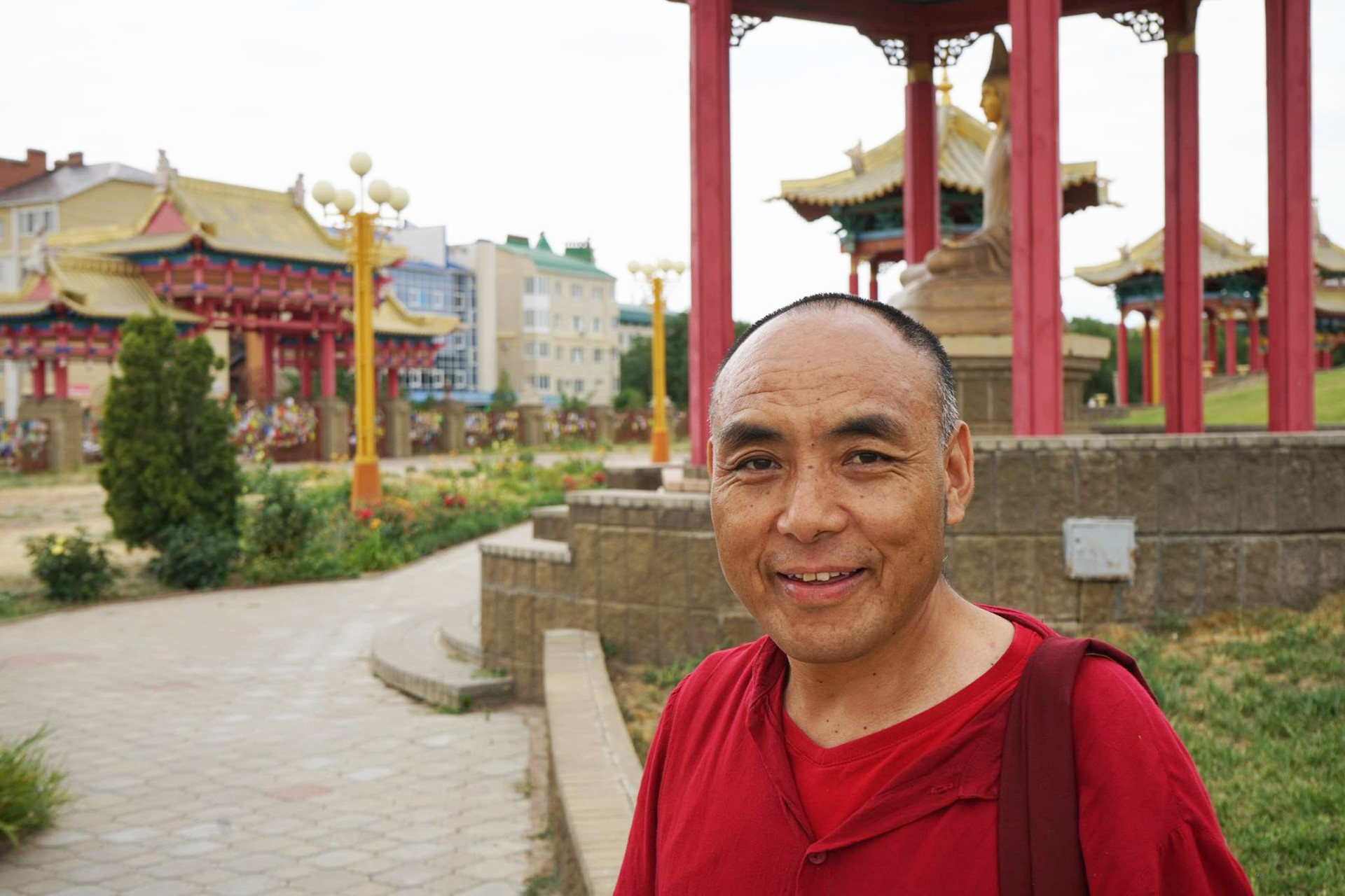 Gen Pen Tso je budistični menih iz Tibeta, ki od leta 2006 živi v Kalmikiji v južni Rusiji in dela v enem od templjev. Danes tekoče govori rusko in kalmiško, ima svoj vaški oltar in župnijo v Volgograjski regiji.