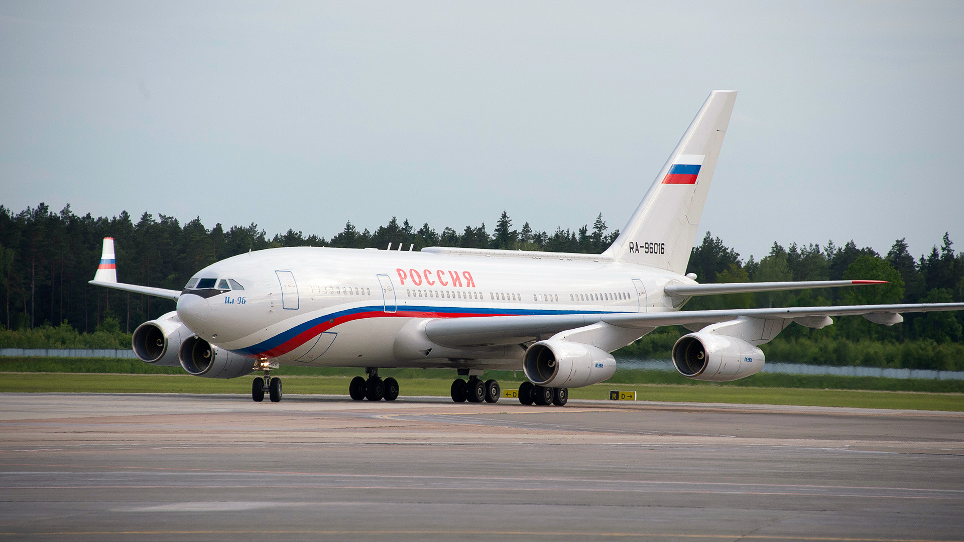 Letalo ruskega predsednika Vladimirja Putina na letališču v beloruskem Minsku