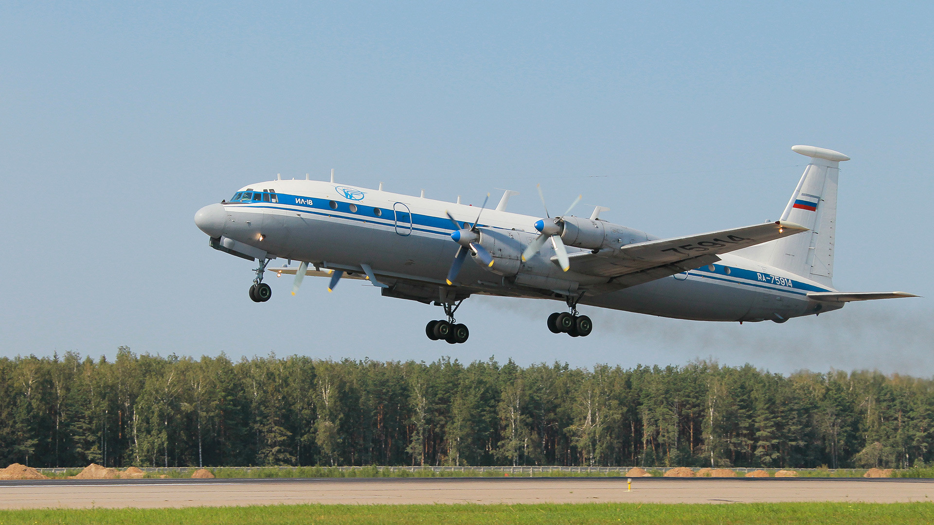 Il-18。モスクワ州のチカロフスキー飛行場にて。
