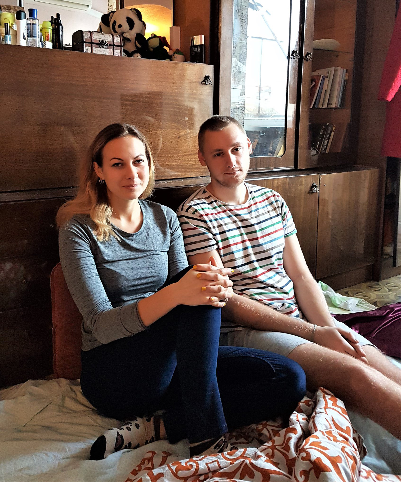 Román y Masha viven en un pequeño piso en el centro de Sloviansk. Ambos trabajan para la ONG People in Need, que apoya a la población civil de Donbáss. Román dejó su casa en Donetsk en 2014. Desde entonces, la ONG ha sido prohibida en las Repúblicas Populares de Donetsk y Lugansk.
