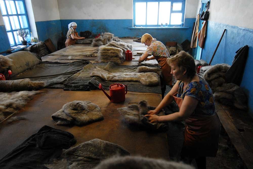 As tradicionais botas de feltro russas “valenki” são usadas no clima frio de inverno.