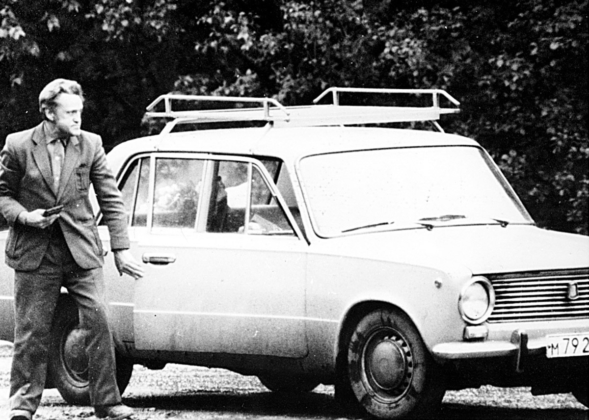 Adolf Tolkachev leaving his car at a roadblock on June 9, 1985. 