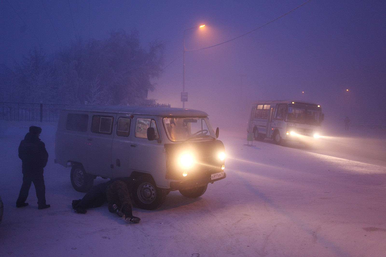 Совјетски аутомобил остављен са упаљеним мотором у центру Јакутска.