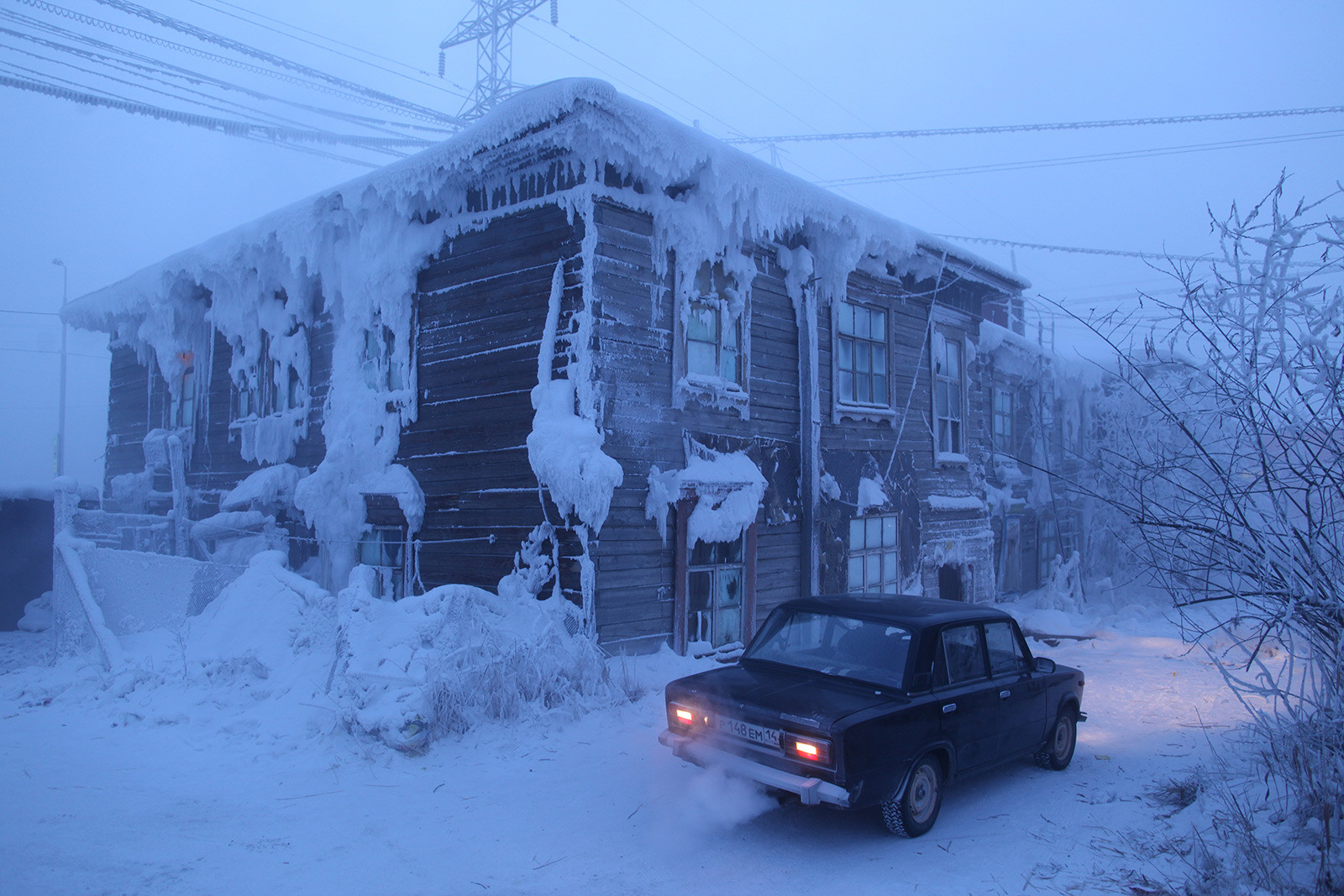 Машина во дворе дома в Якутске.
