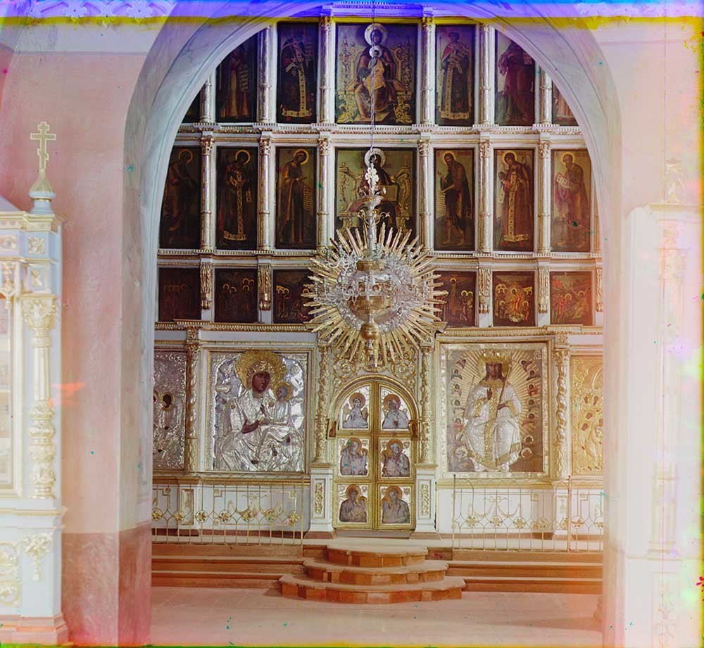 Monasterio de la Dormición. Interior de la Catedral de la Dormición. Vista este, hacia la pantalla de iconos. Verano de 1910.