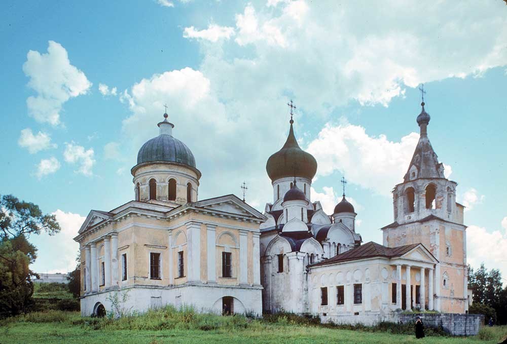 Monasterio de la Dormición, vista noroeste. De izquierda a derecha: iglesia de la Trinidad; catedral de la Dormición y nártex; campanario con capilla de San Job. Verano de 1997.