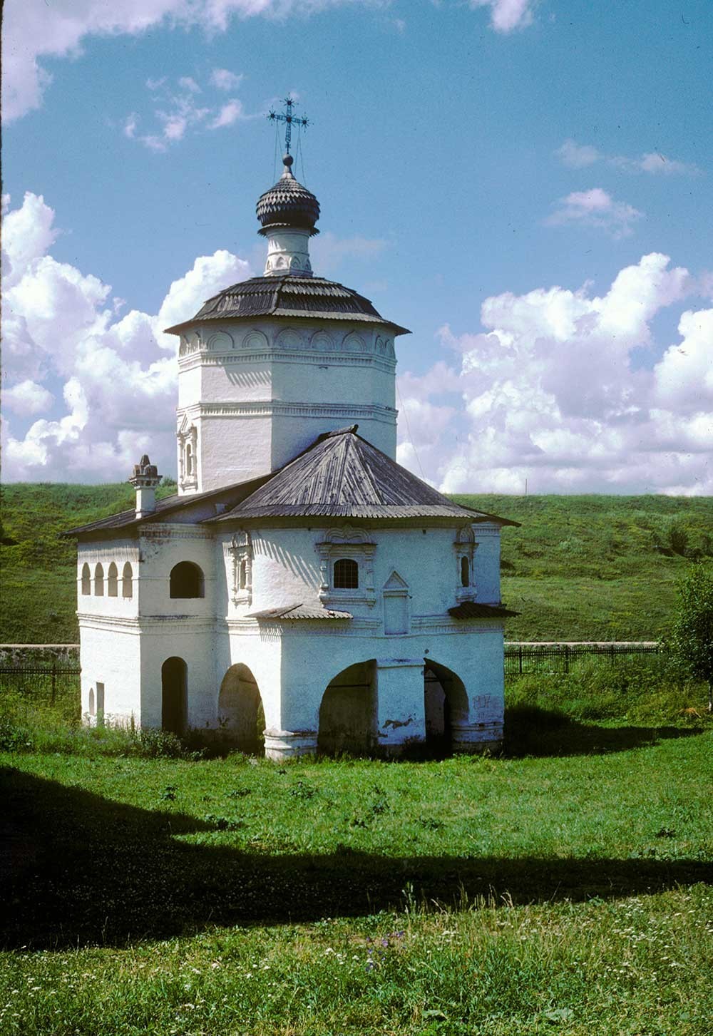 Monasterio de la Dormición. Iglesia de San Juan el Divino, vista sureste. Verano de 1997.