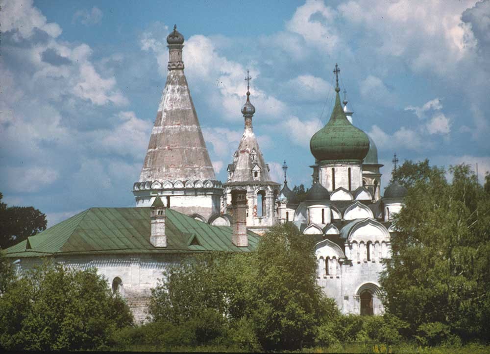 Monasterio de la Dormición, vista sur desde el Volga. De izquierda a derecha: refectorio e iglesia de la Presentación; campanario; catedral de la Dormición; iglesia de la Trinidad (detrás de la cúpula de la Catedral de la Dormición). Verano de 1997.
