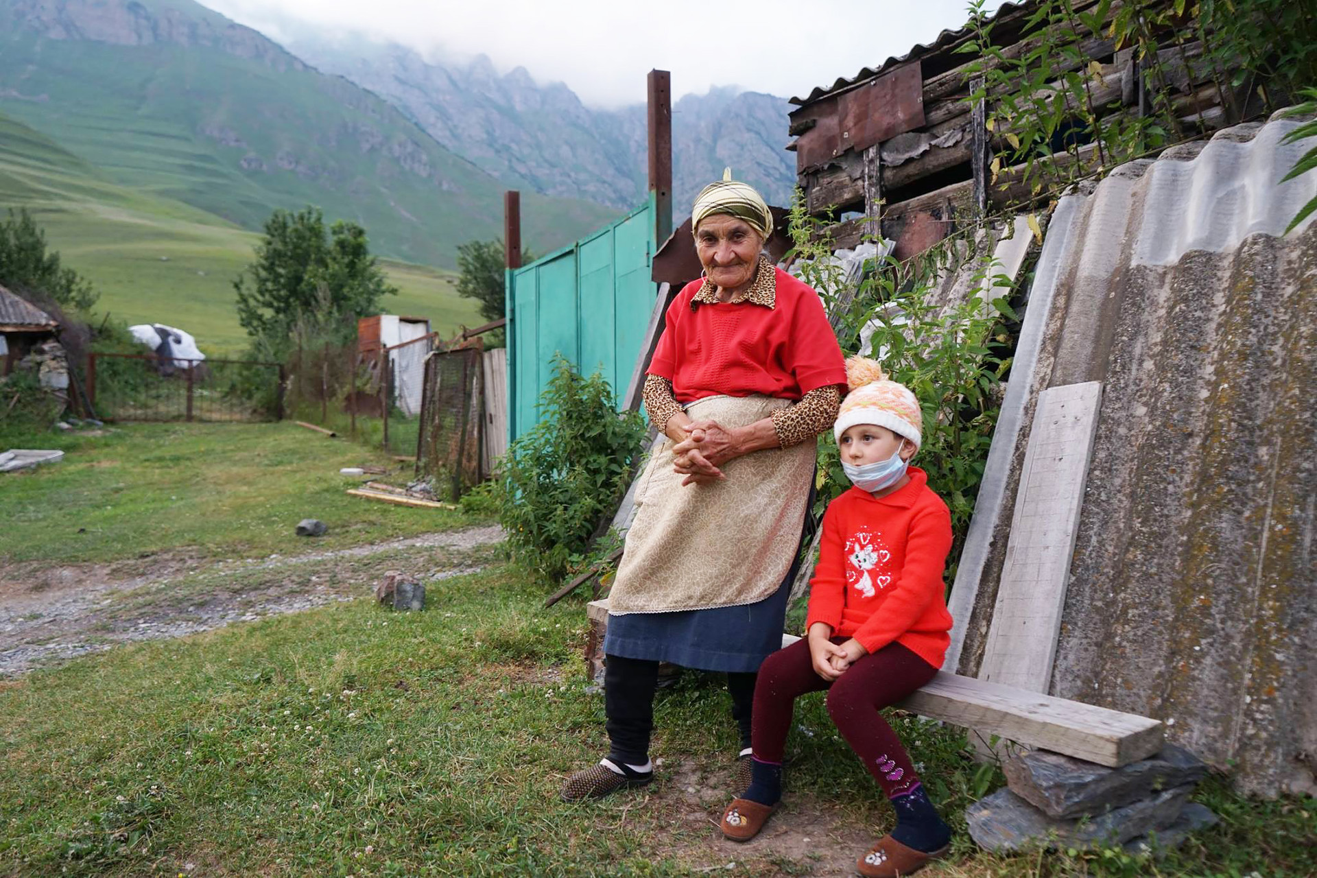 ザラさんとひ孫娘のジェッシカさんはロシアの北オセチア共和国、カルマドン峡谷にあるマイラミカウという小村に住んでいる。ザラさんはずっとここに住み、とても幸せだ。コーカサスは百歳以上の人の数が世界で最も多い地方だと言われている。
