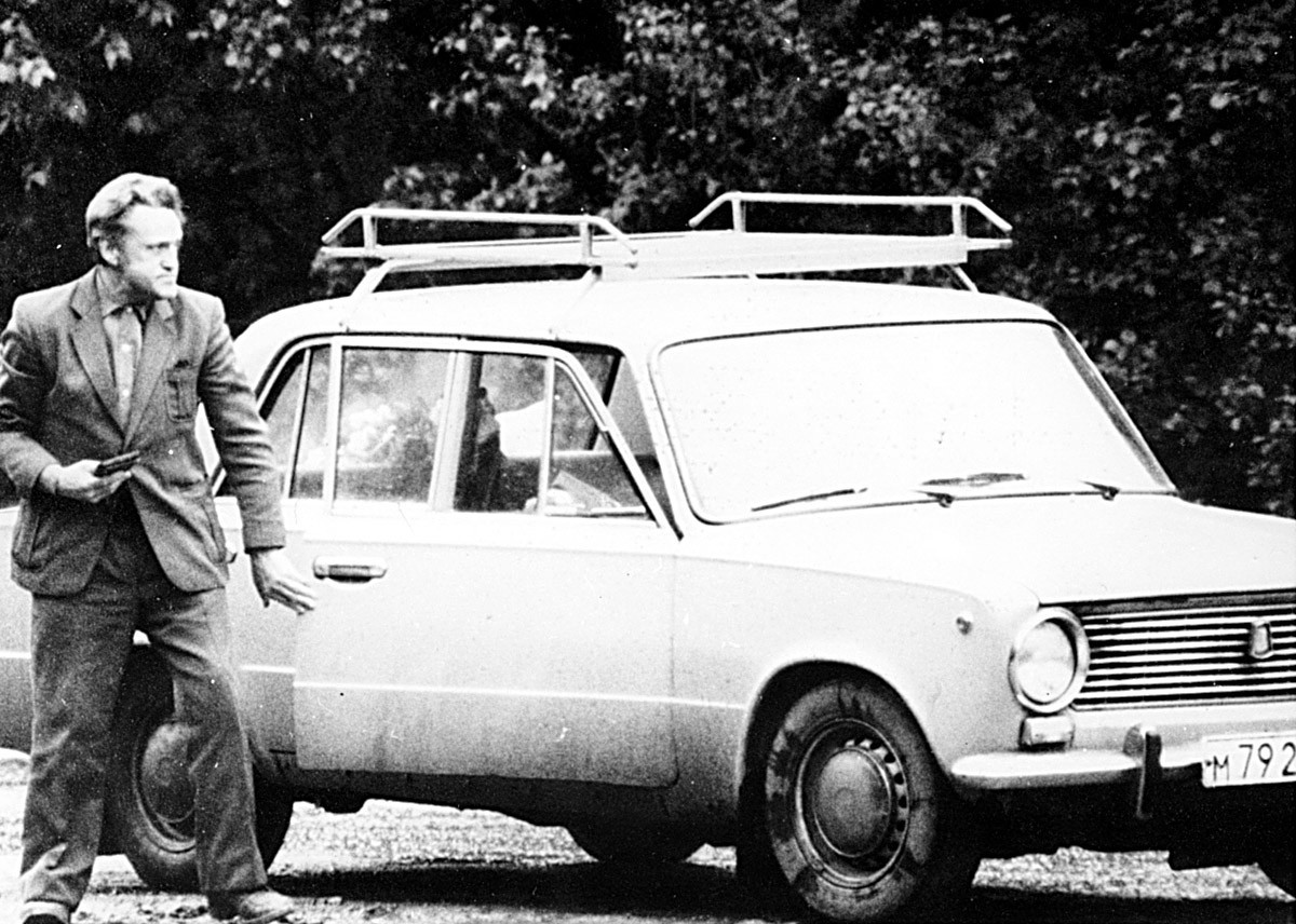 Adolf Tolkatchóv deixando o carro em um bloqueio na estrada, em 9 de junho de 1985.