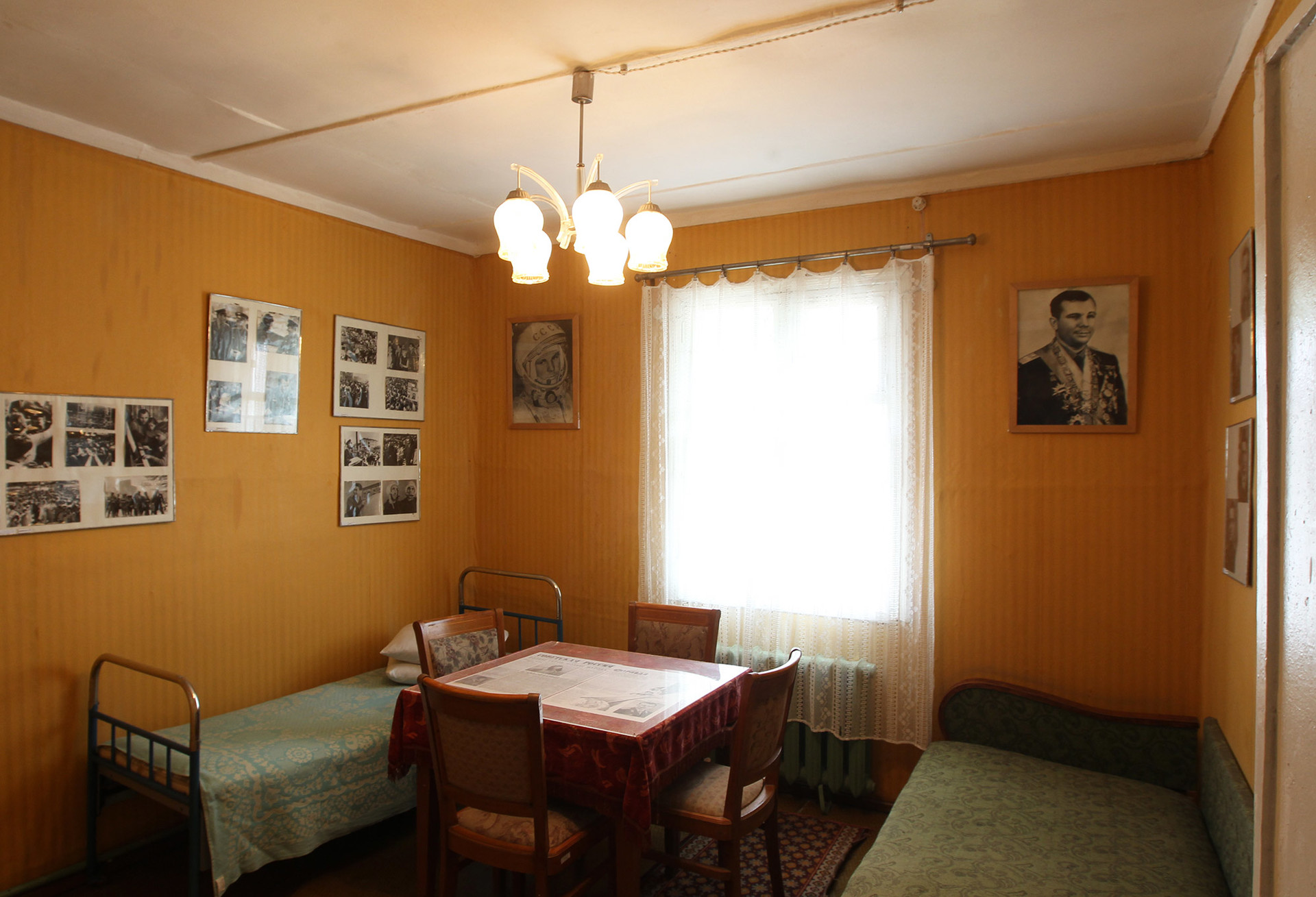 ユーリイ・ガガーリンの家のインテリア。バイコヌール博物館の展示物の一部。