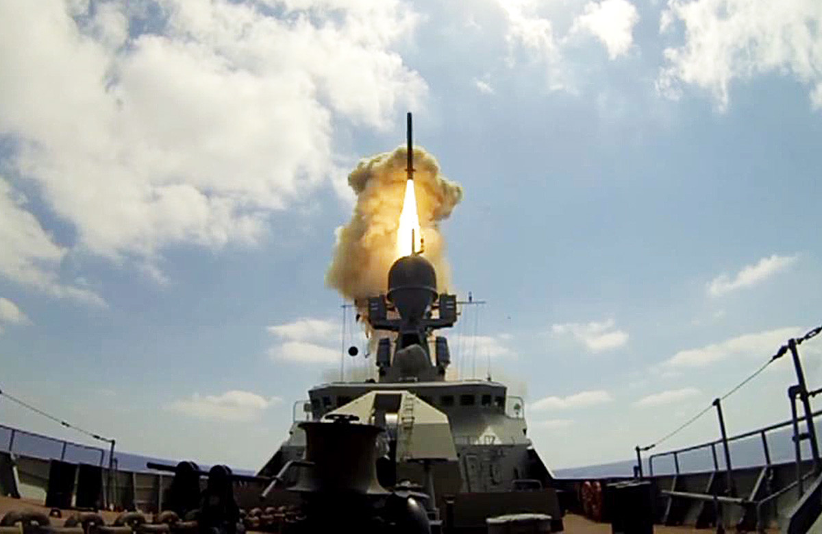 Barco ruso lanza un misil de crucero Kalibr.