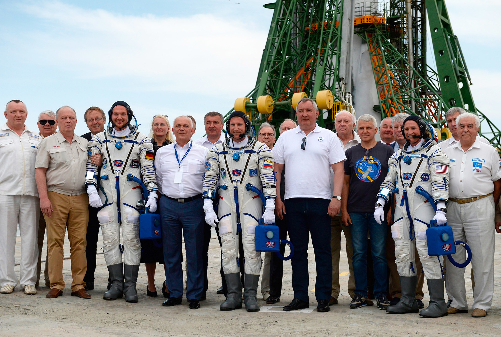 Глава Роскосмоса Дмитрий Рогозин и члены экипажа МКС Экспедиция 56/57 позируют для групповой фотографии перед стартом ракеты-носителя 